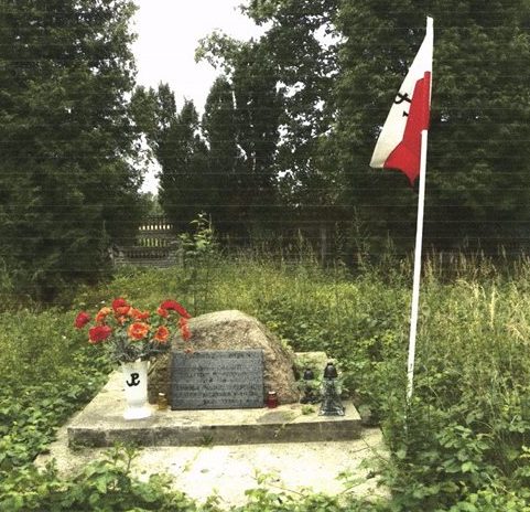 д. Хруcлице, Радомский повят. Памятник, установленный на братской могила, где похоронены советские военнопленные.