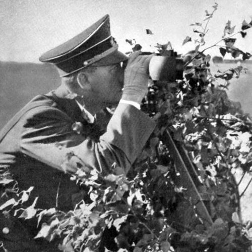 Адольф Гитлер наблюдает за форсированием Вислы. 1939 г.