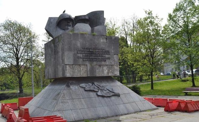 г. Забже. Памятник братству по оружию, установленный по улице Шленских повстанцев, был демонтирован в 2017 году.