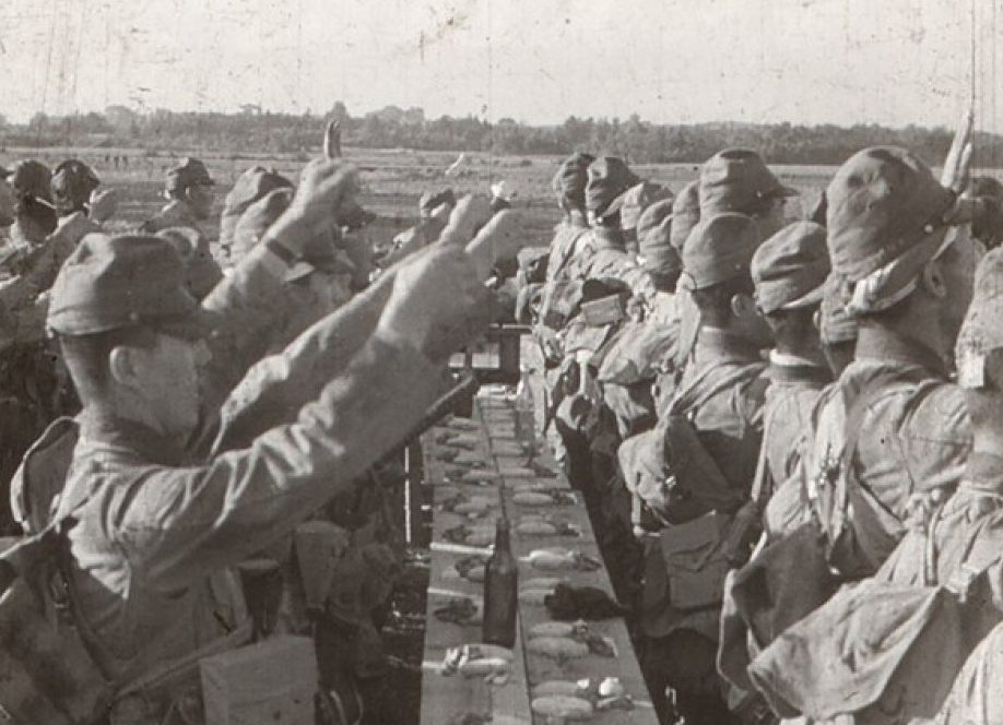 Церемониальная рюмка саке смертникам подразделения «Гирецу». 1945 г.