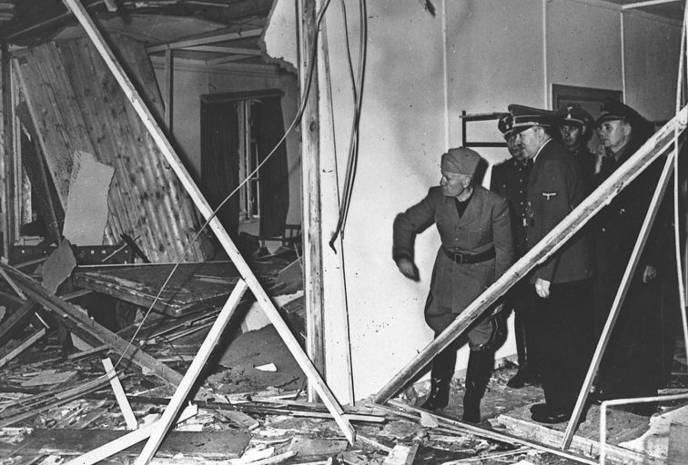 Гитлер показывает Муссолини последствия взрыва.