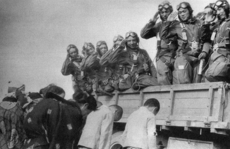 Японские женщины и подростки провожают летчиков-камикадзе. 1945 г.