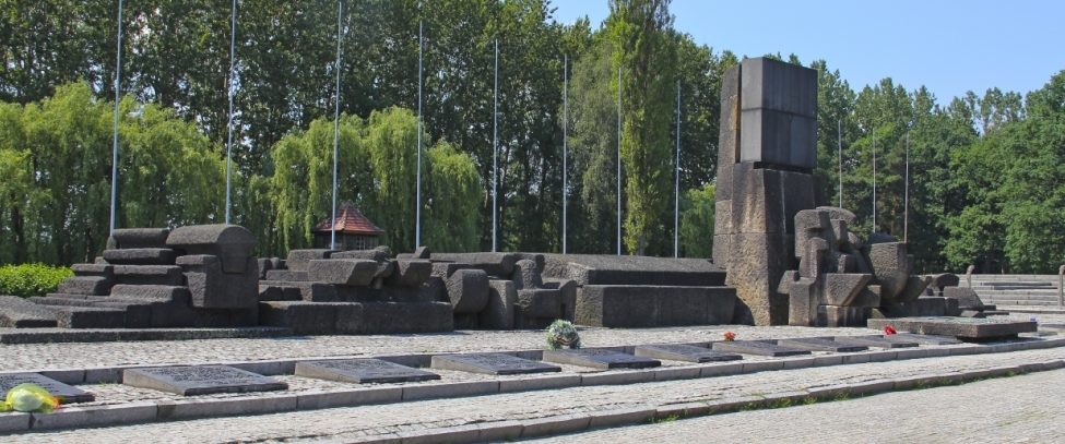 г. Освенцим. Памятник жертвам фашизма. Установлен между руинами крематория и был открыт в 1967 году.