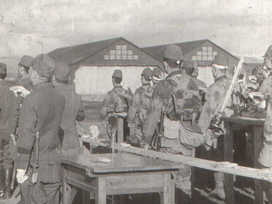 Церемониальная рюмка саке смертникам подразделения «Гирецу». 1945 г.