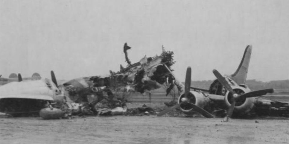 Японские самолеты после посадки на американском аэродроме.