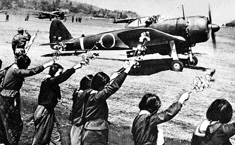 Старшеклассницы на базе ВВС провожают летчика-камикадзе. Апрель, 1945 г. 