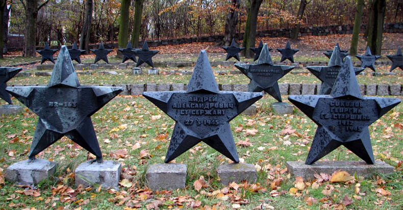 Братские могилы советских воинов.