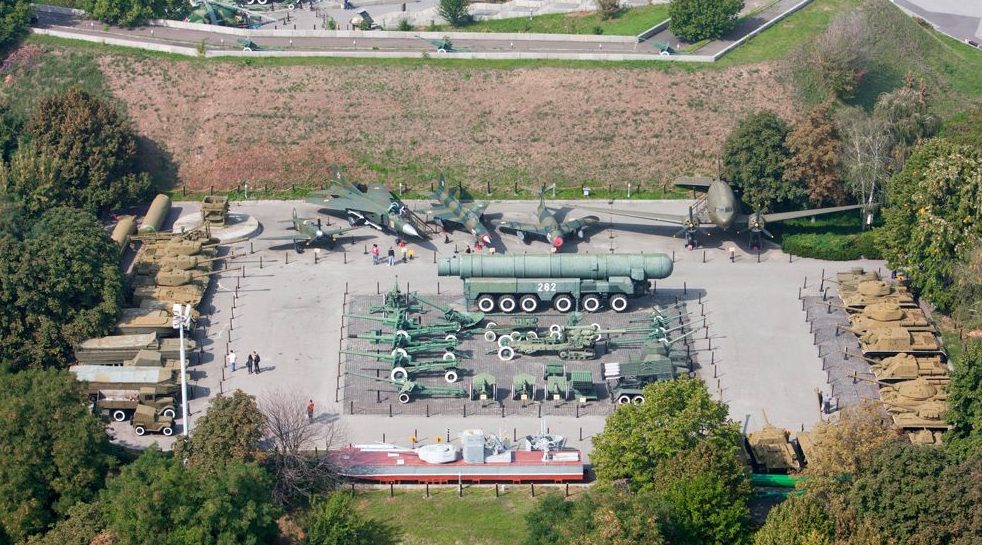 Внешняя площадка вооружения Национального музея истории Украины во Второй мировой войне.