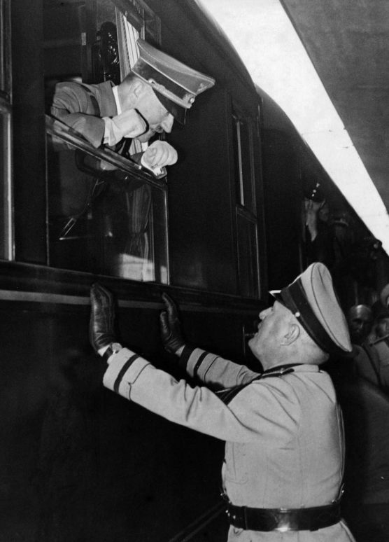 Адольф Гитлер с Бенито Муссолини на итальянской станции Бреннеро. 1940 г