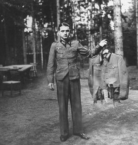 Солдат демонстрирует штаны и китель фюрера, чудом уцелевшого при взрыве.