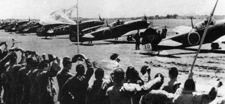 Аэродромный персонал провожает камикадзе из 57-го шимбу-тай на истребителях Ki-84. 1945 г.
