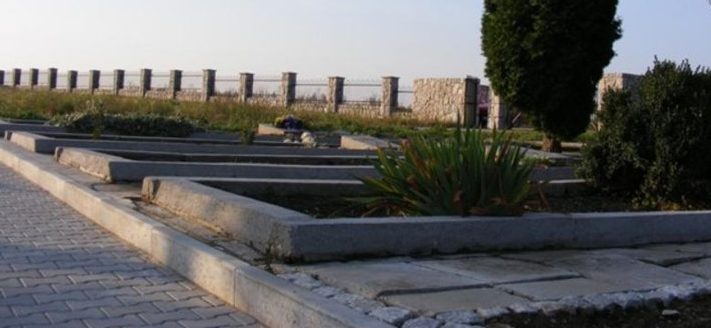 г. Прошовице. Братские могилы, в которых похоронено 641 советских воинов, в т.ч. 577 неизвестных, погибших в годы войны. 