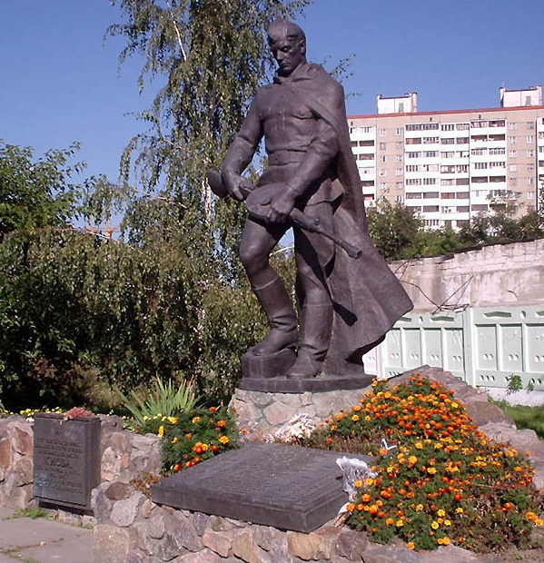 Памятник установлен на братской могиле по улице Уборевича, где похоронено 25 воинов, в т.ч. 12 неизвестных, погибших в 1943 году во время освобождения города. 