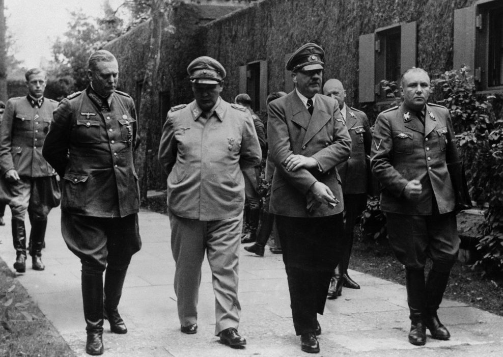Вильгельм Кейтель, Герман Геринг, Адольф Гитлер и Мартин Борман. Фотография сделана после покушения на Гитлера - тот потирает поврежденную при взрыве руку.
