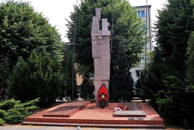г. Дембно Мыслибуржский повят. Памятник на площади Звыченьства, установлен на братской могиле, в которой похоронено 3 703 советских воинов, в т.ч. 2 475 неизвестных.