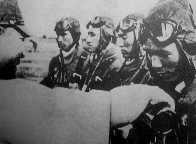Офицер наливает саке летчикам-камикадзе на базе ВВС Тиран. 1945 г.