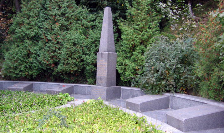 Обелиск на братской могиле на Зверинецком кладбище, где похоронен 41 воин Красной Армии.