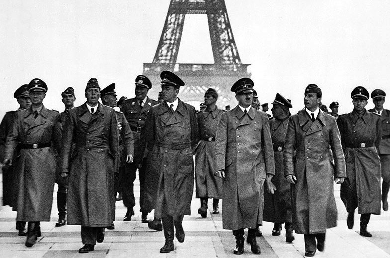 Адольф Гитлер со свитой в Париже. 1940 г.