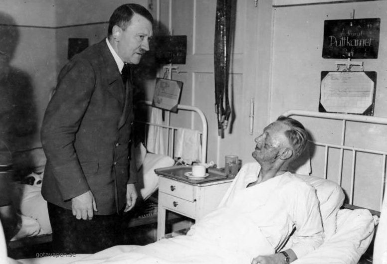 Гитлер навещает в больнице пострадавшего при взрыве адмирала Карла-Йеско фон Путткамера.