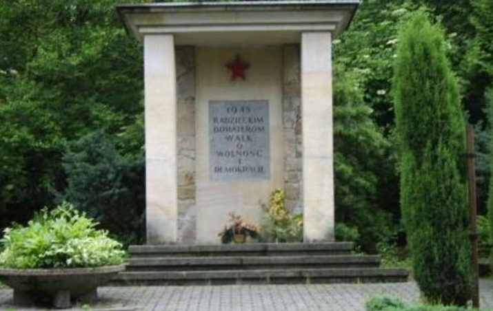 г. Суха-Бескидзка. Памятник по улице Костельна, установленный на братских могилах, в которых похоронено 643 советских воина, в т.ч. 119 неизвестных.