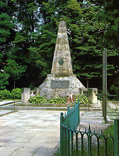 Памятник на воинском кладбище.