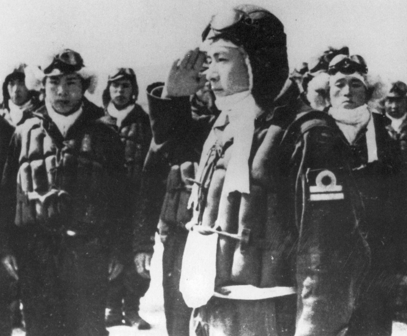 Летчик-камикадзе перед вылетом. 1945 г.