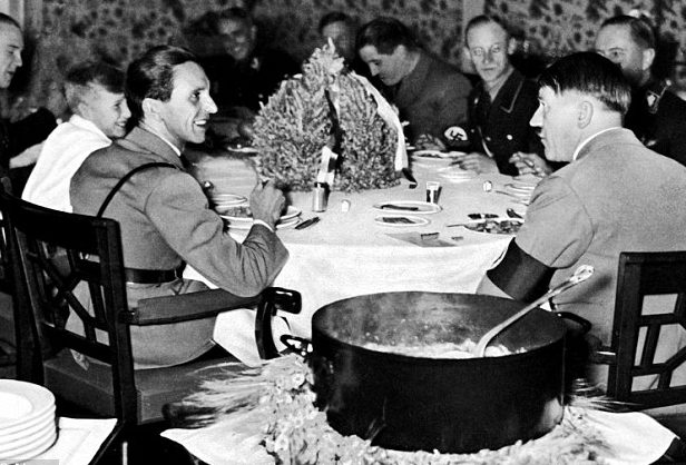 Адольф Гитлер с офицерами за обедом. 1945 г.