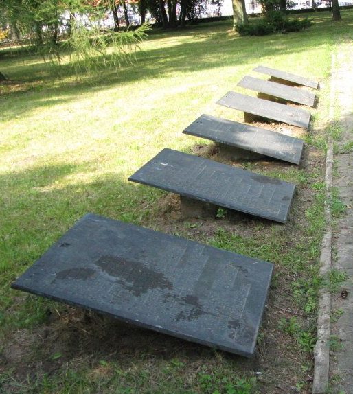 Мемориальные плиты на кладбище.