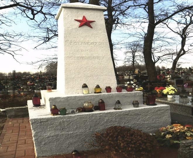 с. Бяло Гура, Бялобжегского повята. Памятник, установлен на братской могиле, в которой похоронено 100, погибших в годы войны.