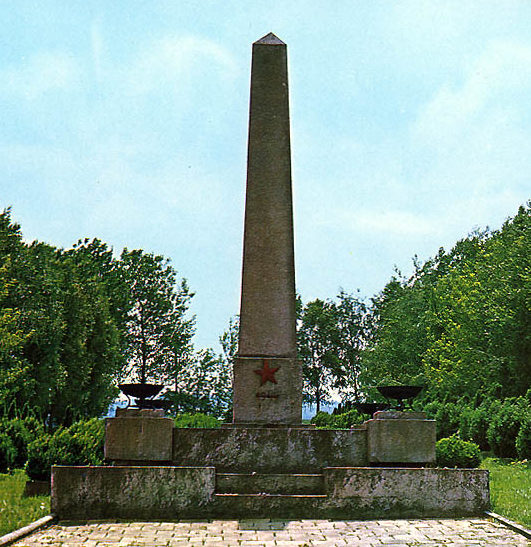 г. Рыманув, Кросненский повят. Памятник по улице Бартошув, установлен на воинском захоронении, где погребено 7 535 советских воинов. 