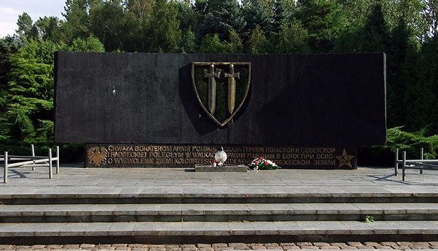 г. Колобжег. Мемориал по улице 6 Дивизии Пехоты, установлен на братской могиле, в которой похоронено 336 советских воинов, в т.ч. 287 неизвестных.