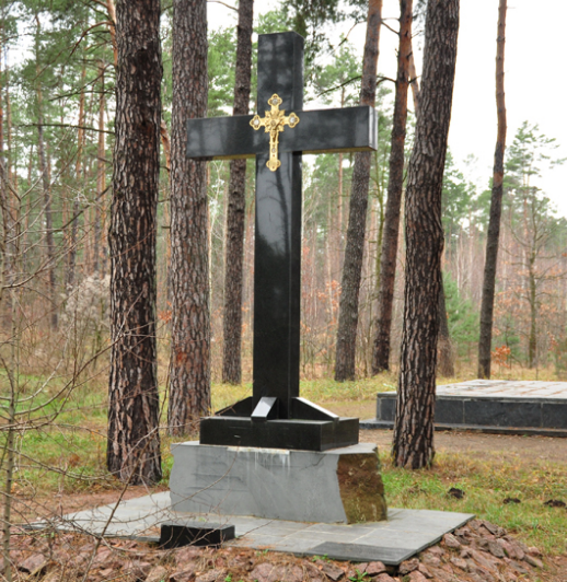 Памятный крест на мемориале.