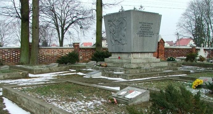 г. Серпц. Братское кладбище по ул. Костюшко, где похоронено 767 советских воинов, в т.ч. 751 неизвестный. 