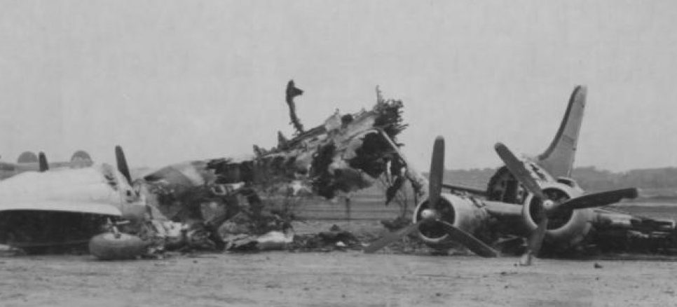 Приземлившиеся самолеты с десантниками «Гирецу». 1945 г.