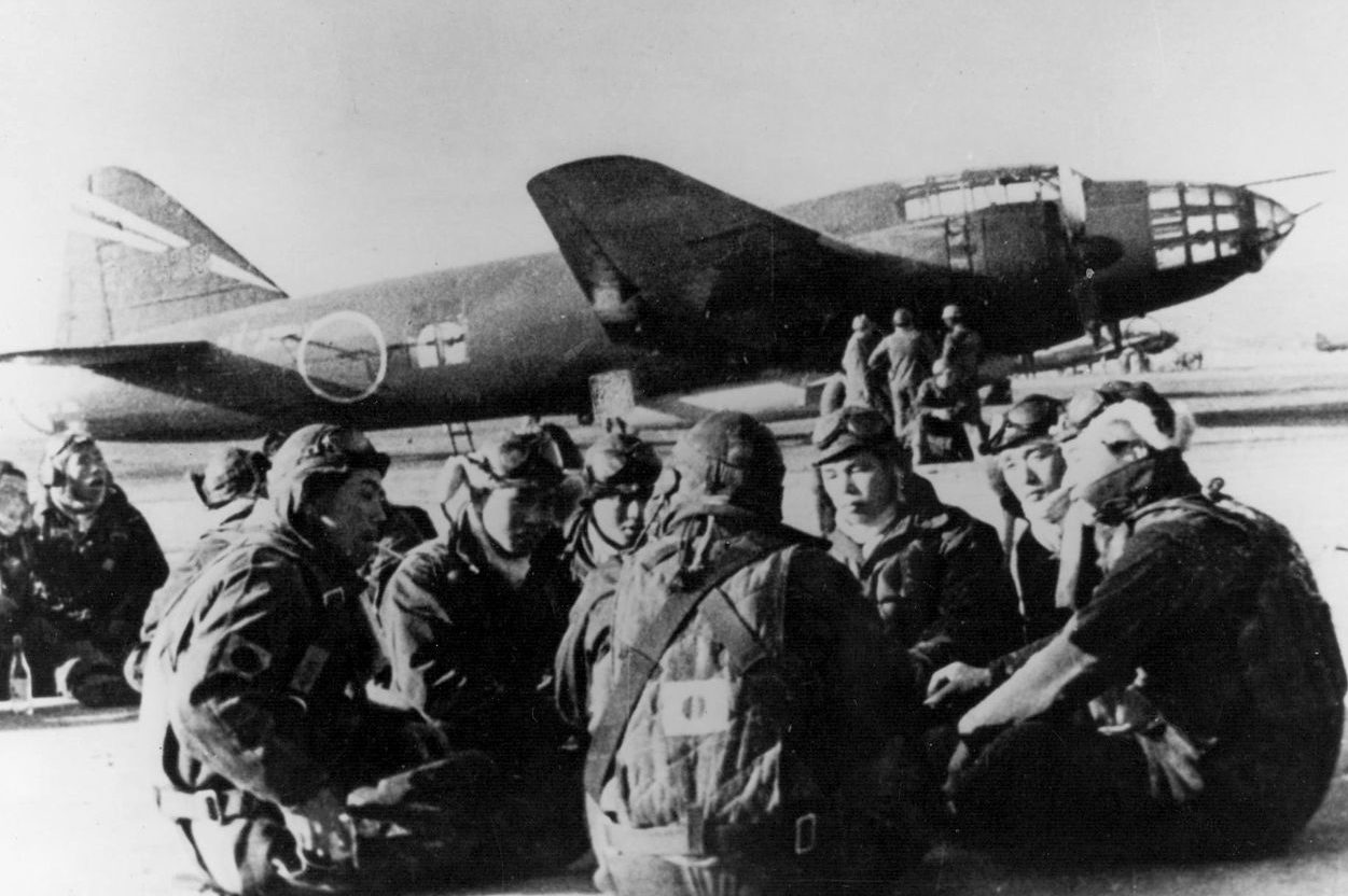 Пилоты-камикадзе самолета-снаряда MXY-7 Ohka перед вылетом, отдыхают у самолета-носителя. 1945 г. 