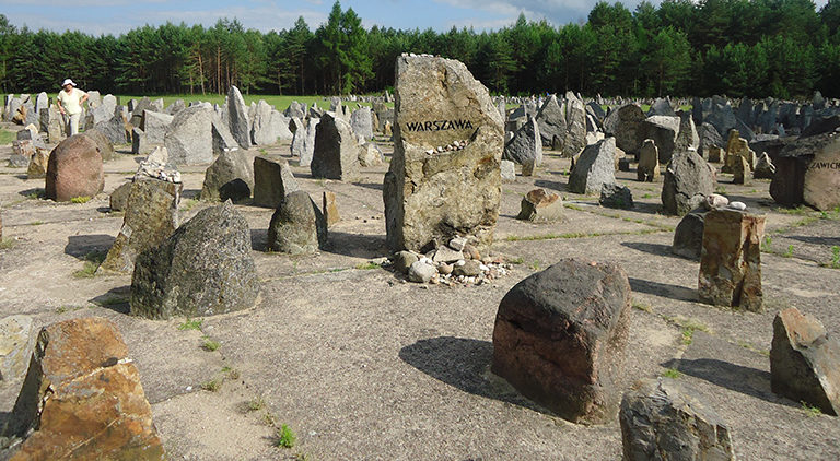 Памятные камни на месте захоронения евреев.