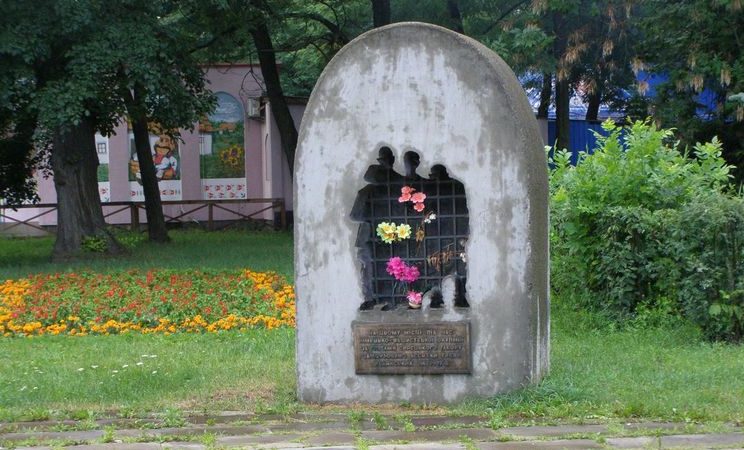 Памятный знак узникам Сырецкого концлагеря.