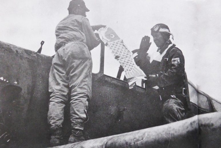 Летчик-камикадзе получает воздушного змея в качестве талисмана перед вылетом на базе ВВС Тиран. 1945 г. 