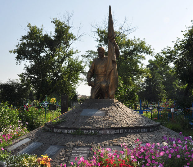 Памятник по улице Карла Маркса, установленный на братской могиле воинов, погибших в боях за освобождение города.