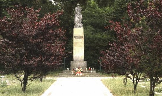 д. Глинно, гмина Новы Томысль. Памятник на братской могиле, в которой похоронено 819 советских воинов, в т.ч. 563 неизвестных.