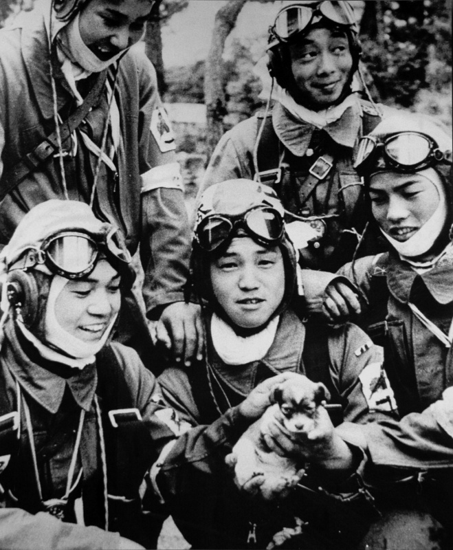 Пилоты-камикадзе 72-й эскадрильи «Синбу» на аэродроме Бансей. Май, 1945 г.