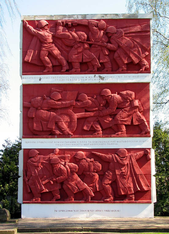 г. Мальборк. Памятник на братской могиле по улице 500-летия, в которой похоронено 529 советских воинов, в т.ч. 455 неизвестных, погибших в годы войны.