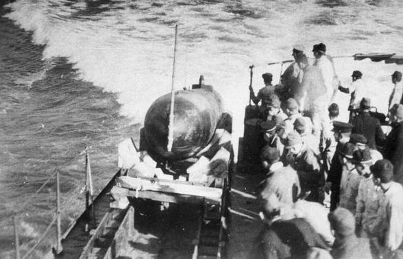 Спуск на воду человекоуправляемой торпеды «Кейтэн» с легкого крейсера «Китаками». 1944 г.