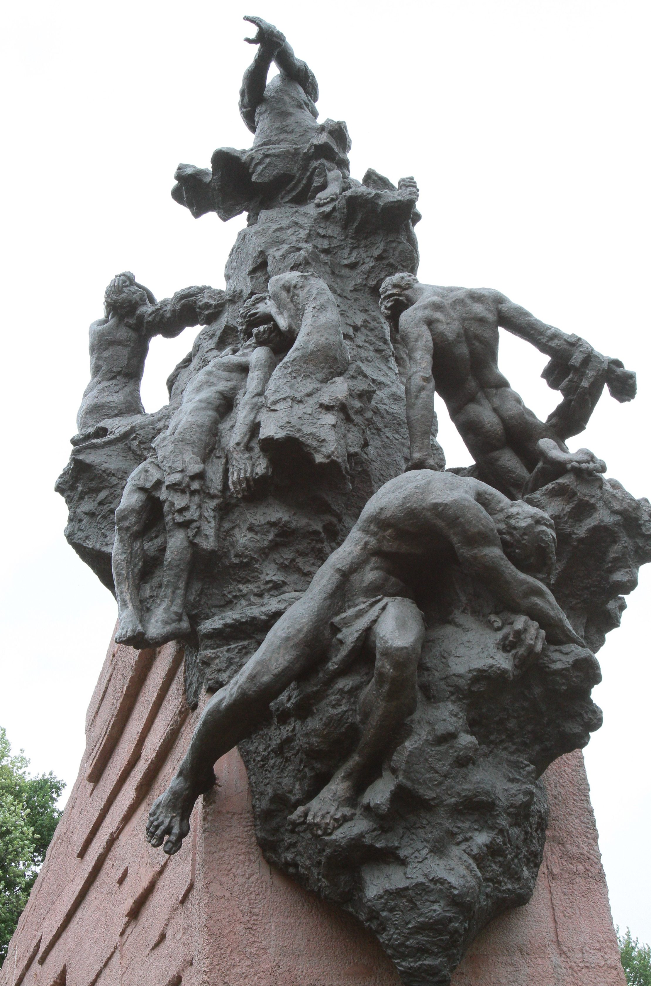 Скульптурная группа памятника.
