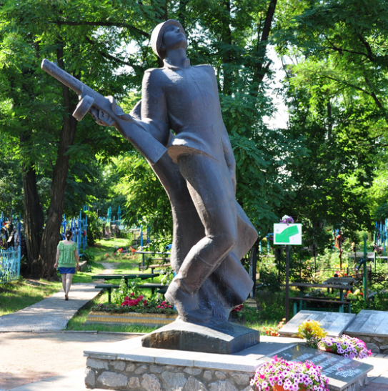Памятник по улице Садовая на территории Троещинского кладбища, в память о погибших односельчанах.