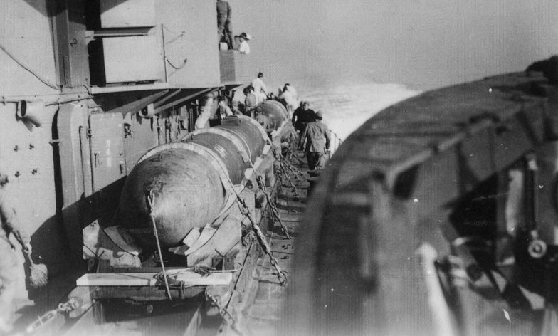 Спуск на воду человекоуправляемой торпеды «Кейтэн» с легкого крейсера «Китаками». 1944 г.