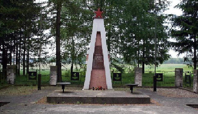 г. Новы-Двур. Памятник на братской могиле советских воинов, в которой похоронено 337 советских воинов, из них - 322 неизвестных.