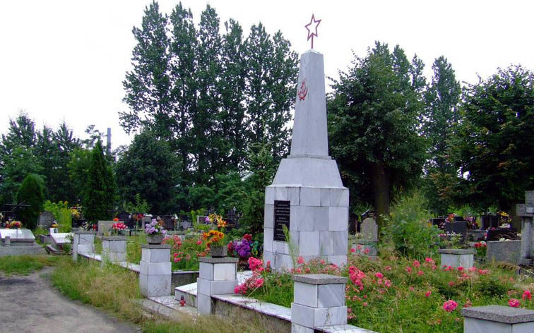 г. Сосновец, р-н Климонтув. Памятник на братских могилах на церковно-приходском кладбище по улице 15 декабря, в которой похоронено 48 советских воинов, в т.ч. 46 неизвестных.