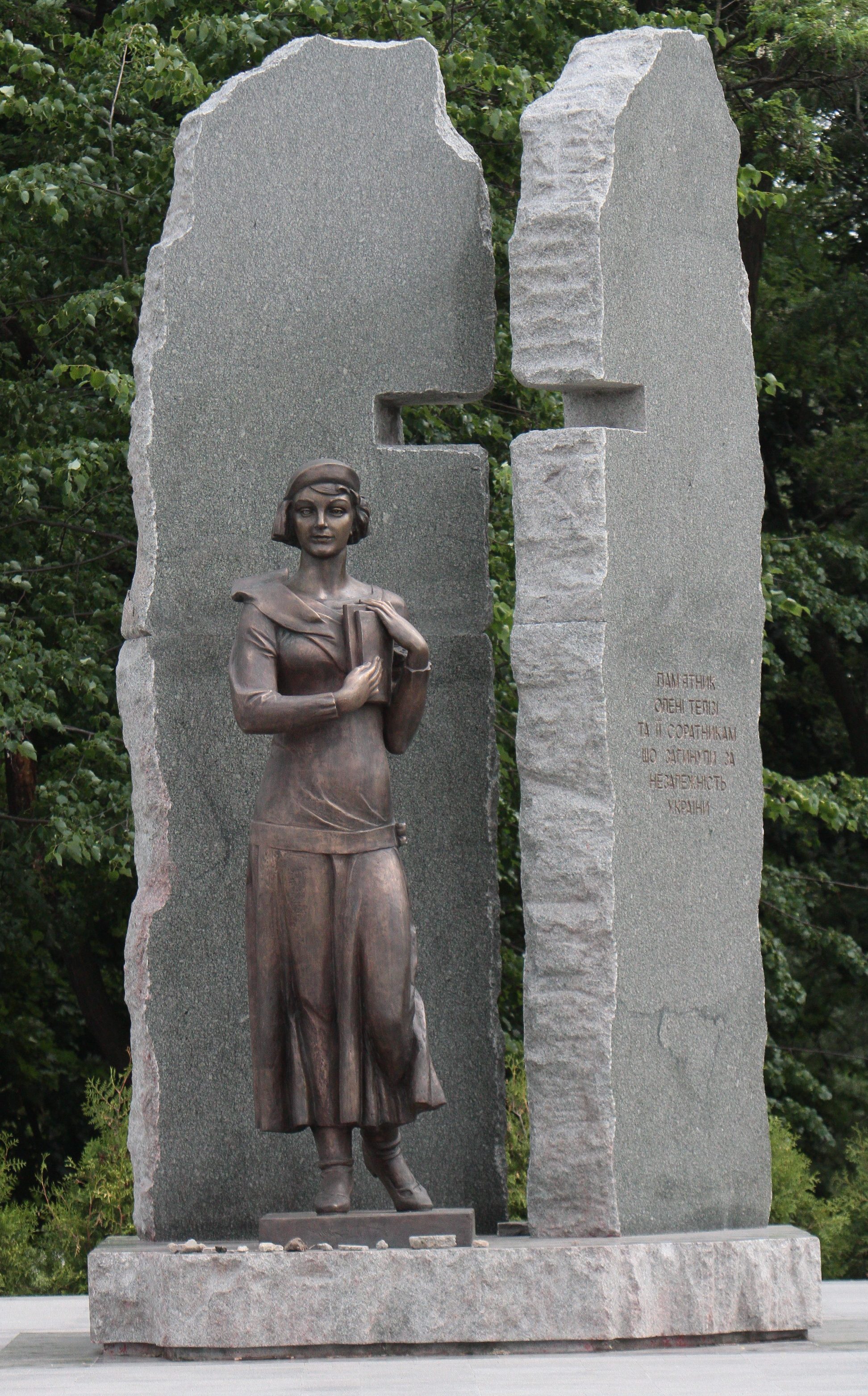 Памятник Елене Телиге.