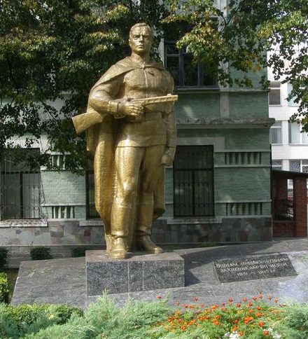 Памятник погибшим преподавателям, работникам и студентам Киевского института физкультуры, установленный по улице Физкультуры, 1. 